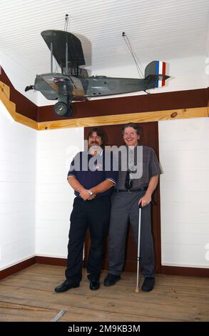 030208-F-0558K-064. [Complete] Scene Caption : Le conservateur du Musée Harold D. 'Buck' Rigg (à droite) et son frère Art Rigg, qui ont construit le modèle à l'échelle 1/6th d'un avion d'observation Douglas O-6 et l'ont fait don au huitième Musée de la Force aérienne, base aérienne de Barksdale (AFB), en Louisiane (LA), en mémoire de leur père, le lieutenant-colonel (LCOL) H.M. « HAL » Rigg. C'est le type d'avion que le lieutenant (LT) Eugene Hoy Barksdale, homonyme de Barksdale AFB, a volé le 11 août 1926 au-dessus de McCook Field, Dayton Ohio (OH), testant les caractéristiques de spin de l'avion, et a tenté de renflouer quand il ne pouvait pas le faire Banque D'Images
