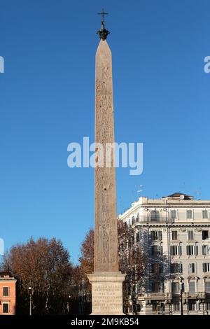 Obélisque égyptien. 230 tonnes. Par Thoumose III 15e s. av. J.-C. Place St. Jean. Rome. Italie. / Obélisque le plus haut. Égyptien. 230 tonnes. Par Thoutmosi Banque D'Images