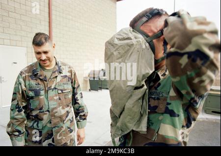 Le personnel DE la Réserve DU corps marin DES ÉTATS-UNIS (USMCR) affecté à La Compagnie A/Company, 4th Bataillon de reconnaissance léger (LAR), mène une formation nucléaire, biologique, chimique (NBC) en préparation à la mobilisation à Camp Pendleton, Californie (CA), à l'appui de l'opération ENDURING FREEDOM. Base: Corps de marine base Camp Pendleton État: Californie (CA) pays: Etats-Unis d'Amérique (USA) Banque D'Images