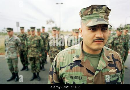 LE Sergent (SGT) Mendoza (premier plan) de LA Réserve DU corps marin DES ÉTATS-UNIS (USMCR) et les Marines affectés à La Compagnie A/Company, 4th Bataillon de reconnaissance en armorée légère (LAR), se réunissent en formation au Camp Pendleton, Californie (CA), en préparation à la mobilisation à l'appui de l'opération ENDURING FREEDOM. Base: Corps de marine base Camp Pendleton État: Californie (CA) pays: Etats-Unis d'Amérique (USA) Banque D'Images