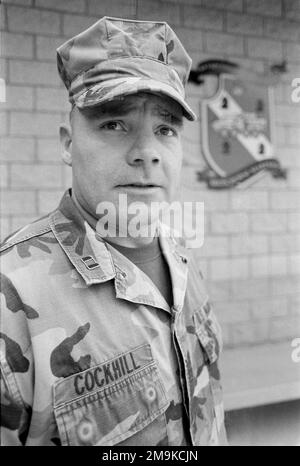 RÉSERVE DU corps MARIN DES ÉTATS-UNIS (USMCR) le capitaine (CPT) Cockhill, commandant, Compagnie A/Company, 4th Bataillon de reconnaissance léger (LAR), pose pour une photographie au Camp Pendleton, Californie (CA), en préparation à la mobilisation à l'appui de l'opération ENDURING FREEDOM. Base: Corps de marine base Camp Pendleton État: Californie (CA) pays: Etats-Unis d'Amérique (USA) Banque D'Images