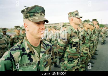 LE sergent d'ÉTAT-MAJOR de la Réserve DU corps marin DES ÉTATS-UNIS (USMCR) Kleppel (premier plan) et les Marines affectés à A/Company, 4th Bataillon de reconnaissance en armoré léger (LAR), se réunissent en formation au Camp Pendleton, Californie (CA), en préparation à la mobilisation à l'appui de l'opération ENDURING FREEDOM. Base: Corps de marine base Camp Pendleton État: Californie (CA) pays: Etats-Unis d'Amérique (USA) Banque D'Images