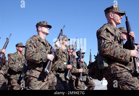 Armés de fusils d'assaut M16A2, des recrues de la Fox Company du bataillon 2nd défilent sur le pont de parade du Marine corps Recruiting Depot (MCRD), à l'île de Parris, en Caroline du Sud. Base: USMC Recruit Depot,Parris Island État: Caroline du Sud (SC) pays: États-Unis d'Amérique (USA) Banque D'Images