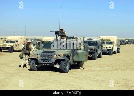 Le principal véhicule polyvalent à roues de haute mobilité (HMMWV) du corps des Marines des États-Unis (USMC), se charge pour l'entraînement de déplacement du Centre de commandement principal régimentaire (RMCOC) au nord de Koweït City, à l'appui de l'opération ENDURING FREEDOM. Objet opération/série: LIBERTÉ DURABLE pays: Koweït (KWT) Banque D'Images