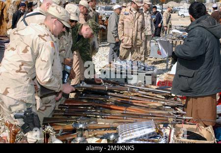 LES soldats DE l'armée AMÉRICAINE (États-Unis) affectés à la division aéroportée 82nd regardent les fusils et autres marchandises en vente dans un bazar parrainé par le 450th Bataillon des affaires civiles (CAB) de la base aérienne de Bagram, pendant l'opération ENDURING FREEDOM. Objet opération/série: LIBERTÉ DURABLE base: Bagram Air base Etat: Parwan pays: Afghanistan (AFG) Banque D'Images