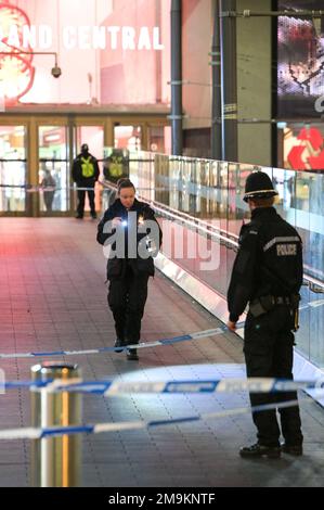 Birmingham, le 18 janvier 2023 - les officiers légistes de la police des West Midlands ont examiné une scène de crime où un garçon de 13 ans a été poignardé et a reçu des blessures potentiellement susceptibles de changer sa vie après avoir été attaqué vers 16h40 mercredi. La bande de police a empêché les gens d'utiliser « la rampe » comme on l'appelle localement. Des officiers ont été vus à l'intérieur du premier Inn et des médecins légistes ont fait briller des torches près d'un tableau A McDonald's. DÉCLARATION DE LA POLICE DES WEST MIDLANDS: "Nous avons été appelés après qu'un adolescent a été poignardé à Stephenson place dans le centre-ville, peu après 16h30 aujourd'hui. Crédit : arrêtez Press Media/Alamy Live News Banque D'Images