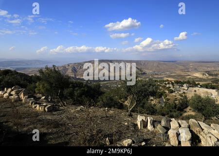 Vue sur la réserve naturelle de Yarmouk et les hauteurs du Golan depuis la ville d'Umm Qais, Jordanie, Moyen-Orient Banque D'Images