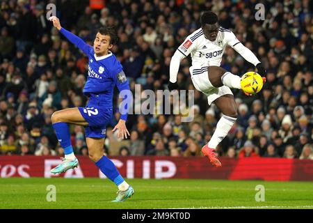 Wilfried Gnonto (à droite) de Leeds United marque le premier but de son équipe lors du match de troisième manche de la coupe Emirates FA à Elland Road, Leeds. Date de la photo: Mercredi 18 janvier 2023. Banque D'Images