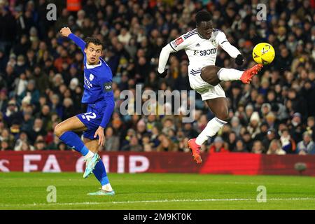 Wilfried Gnonto (à droite) de Leeds United marque le premier but de son équipe lors du match de troisième manche de la coupe Emirates FA à Elland Road, Leeds. Date de la photo: Mercredi 18 janvier 2023. Banque D'Images