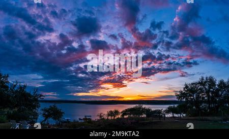 Coucher de soleil sur le lac Travis, près d'Austin, Texas, États-Unis Banque D'Images