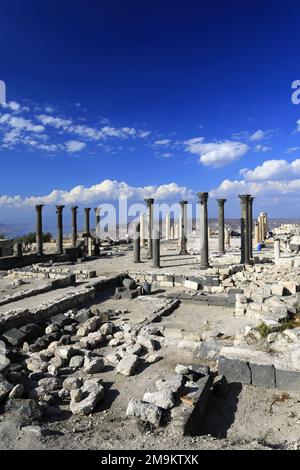 Vue sur l'église byzantine dans la ville d'Umm Qais, Jordanie, Moyen-Orient Banque D'Images