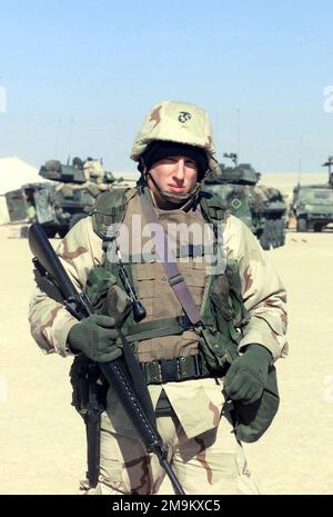 US Marine corps (USMC) Caporal de lance (LCPL) Jake Beltz, 4th Marines Light Armored reconnaissance Battalion, Compagnie B, Frederick, Maryland (MD), en service de garde avec son fusil M16A2 de 5,56 mm au Camp Coyote, au Koweït, pendant l'opération ENDURING FREEDOM. Objet opération/série: LIBERTÉ DURABLE base: Camp Coyote pays: Koweït (KWT) Banque D'Images