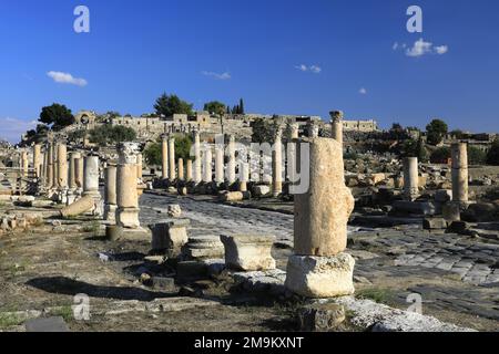 Vue sur les ruines de la rue Decumanus Maximus, ville d'Umm Qais, Jordanie, Moyen-Orient Banque D'Images