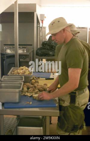 LE Caporal (CPL) Eric Kenyon, spécialiste des services alimentaires DU corps DES Marines DES ÉTATS-UNIS (USMC), prépare des pommes de terre roussettes qui seront servies avec un steak de sirloin, comme surprise pour le chow du soir au Camp Matilda, au Koweït, lors de l'opération ENDURING FREEDOM. Objet opération/série: LIBERTÉ DURABLE base: Matilda pays: Koweït (KWT) Banque D'Images