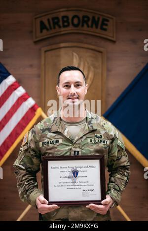 ÉTATS-UNIS Le parachutiste de l'armée, le capitaine Christopher Donaghe, l'adjoint du médecin affecté au 2nd Bataillon, 503rd Airborne Infantry Regiment, a été désigné comme étant les États-Unis Armée Europe et Afrique médecin assistant de l'année 2021 à Caserma Del DIN à Vicenza, Italie sur 20 mai 2022. Banque D'Images