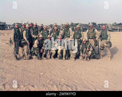 US Marine corps (USMC) Marines of Army Company (CO), 2nd Bataillon (BN), 5th Marines (MAR) (2/5), Sniper Platoon (PLT) Marine corps base (MCB) Camp Pendleton, Californie (CA), posent pour une photo avant de traverser la frontière iraquienne pendant l'opération ENDURING FREEDOM. (Image sous-standard). Base: Camp Coyote pays: Koweït (KWT) Banque D'Images