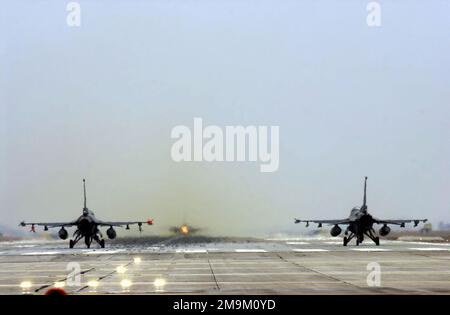 À la base aérienne d'Aviano (AB), en Italie, deux combattants F-16 de l'US Air Force (USAF) ont pris part à une mission d'entraînement. Base: Aviano Air base État: Pordenone pays: Italie (ITA) Banque D'Images