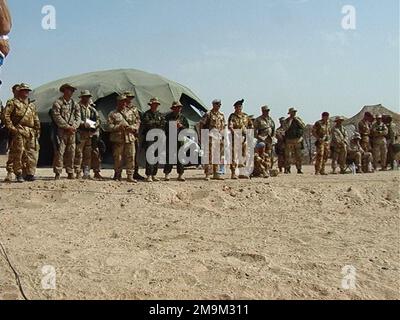 Équipe de combat régimentaire 5th Marines (RCT-5), 1st Marine Division, Camp Pendleton, Californie (CA), à partir du périmètre d'une table de sable, observez les opérations militaires du RCT-5 (S-3) qui les expenseront. La table de sable est un modèle en trois dimensions du terrain dans lequel les Marines opérera lorsqu'ils se préparent à mener un plan de bataille pour une éventuelle guerre avec l'Irak au cours de l'opération ENDURING FREEDOM. (Image sous-standard). Objet opération/série: LIBERTÉ DURABLE base: Living support Area 5 pays: Koweït (KWT) Banque D'Images