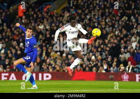 Wilfried Gnonto (à droite) de Leeds United marque le premier but de son équipe lors du match de troisième manche de la coupe Emirates FA à Elland Road, Leeds. Date de la photo: Mercredi 18 janvier 2023. Banque D'Images