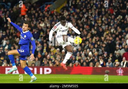 Wilfried Gnonto (à droite) de Leeds United marque le premier but de son équipe lors du match de troisième manche de la coupe Emirates FA à Elland Road, Leeds. Date de la photo: Mercredi 18 janvier 2023. Banque D'Images