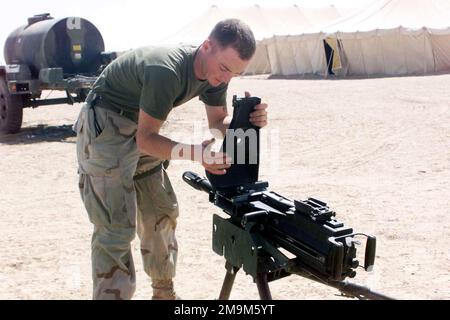 US Marine (USMC) le caporal (CPL) Patrick H. Weston, Service de soutien au combat (CSS), 1st Bataillon, 11th Marines (1/11), pratique la familiarisation avec les armes en démontant et en remontant un système de mitrailleuses à grenade MK 19 Mod 3 40mm, dans la zone de soutien vivant 1 (LSA 1), au cours de l'opération ENDURING FREEDOM. Pays: Koweït (KWT) Banque D'Images