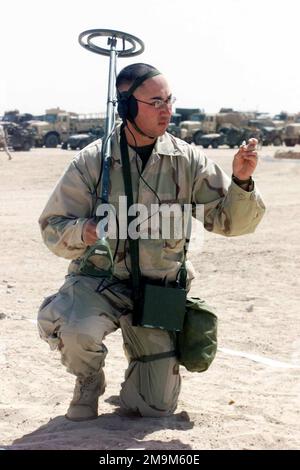 US Marine (USMC) le Caporal (CPL) Robert S. Mueller, 1st combat Engineer Battalion, Charlie Company, 3rd Platoon, pratique un balayage de route, avec un ensemble de détection de mine Schiebel AN-19/2, pour les mines étrangères dans la zone de soutien vivante 1 (LSA 1), pendant l’opération ENDURING FREEDOM. Pays: Koweït (KWT) Banque D'Images