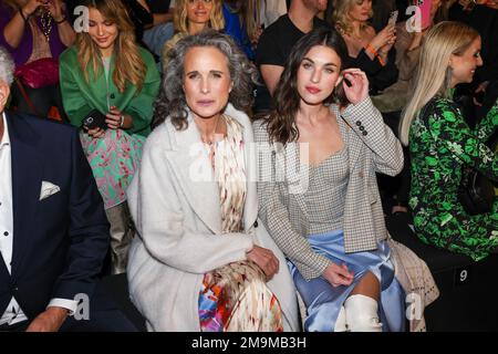 Berlin, Allemagne. 18th janvier 2023. L'actrice AMÉRICAINE Andie MacDowell (l) et sa fille, la chanteuse Rainey Qualley, s'assoient au défilé de mode hors site du label Marc Cain à l'ancien aéroport de Tempelhof. La semaine de la mode de Berlin a lieu de 16 janvier à 21. Crédit : Gerald Matzka/dpa/Alay Live News Banque D'Images