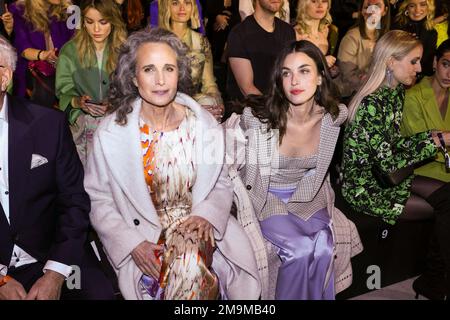 Berlin, Allemagne. 18th janvier 2023. L'actrice AMÉRICAINE Andie MacDowell (l) et sa fille, la chanteuse Rainey Qualley, s'assoient au défilé de mode hors site du label Marc Cain à l'ancien aéroport de Tempelhof. La semaine de la mode de Berlin a lieu de 16 janvier à 21. Crédit : Gerald Matzka/dpa/Alay Live News Banque D'Images