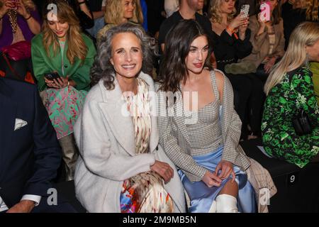 Berlin, Allemagne. 18th janvier 2023. L'actrice AMÉRICAINE Andie MacDowell (l) et sa fille, la chanteuse Rainey Qualley, s'assoient au défilé de mode hors site du label Marc Cain à l'ancien aéroport de Tempelhof. La semaine de la mode de Berlin a lieu de 16 janvier à 21. Crédit : Gerald Matzka/dpa/Alay Live News Banque D'Images