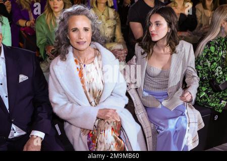 Berlin, Allemagne. 18th janvier 2023. L'actrice AMÉRICAINE Andie MacDowell (l) et sa fille, la chanteuse Rainey Qualley, s'assoient au défilé de mode hors site du label Marc Cain à l'ancien aéroport de Tempelhof. La semaine de la mode de Berlin a lieu de 16 janvier à 21. Crédit : Gerald Matzka/dpa/Alay Live News Banque D'Images