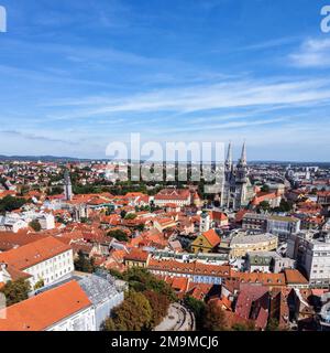 Un tir de drone de la ville haute (vieille partie de Zagreb) par un jour ensoleillé, la Croatie Banque D'Images