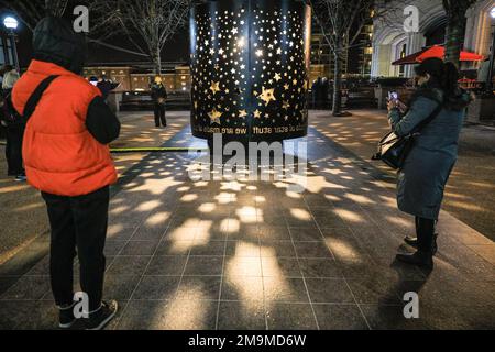 Londres, Royaume-Uni. 18th janvier 2023. Les gens regardent les étoiles sortir la nuit par Stellar Projects qui capture la beauté et la merveille du ciel de nuit. Le festival annuel des lumières d'hiver est lancé aujourd'hui avec 22 installations d'éclairage et expositions d'art immersives disséminées autour de Canary Wharf à Londres. Le festival public se déroule jusqu'au 28th janvier et est gratuit à visiter. Credit: Imagetraceur/Alamy Live News Banque D'Images