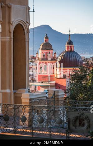 Église vue de Villa Rocca à Chiavari, petite ville sur la Riviera italienne Banque D'Images