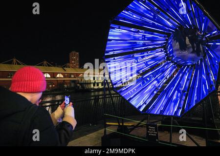 Londres, Royaume-Uni. 18th janvier 2023. Les gens regardent et prennent des photos de Out of the Dark par Tom Lambert, juste à l'extérieur de Crossrail place, une installation de lumière audiovisuelle offrant un espace pour l'auto-réflexion et la positivité.le festival annuel des lumières d'hiver est lancé aujourd'hui avec 22 installations lumineuses et expositions d'art immersives disséminées autour de Canary Wharf à Londres. Le festival public se déroule jusqu'au 28th janvier et est gratuit à visiter. Credit: Imagetraceur/Alamy Live News Banque D'Images