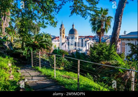 Vue sur l'église Saint François dans la vieille ville de Chiavari, petite ville sur la Riviera italienne, prise de Villa Rocca Banque D'Images