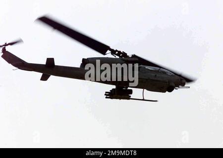 Un US Marine corps (USMC) AH-1W Super Cobra survole une batterie de 11th Marines Headquarters (HQ) au sud de Bagdad, pour soutenir l'opération LIBERTÉ IRAQUIENNE. Banque D'Images