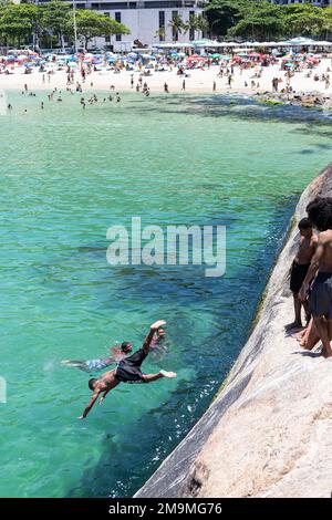 Rio de Janeiro, Brésil. 17th janvier 2023. Les jeunes sautent dans la mer sur la plage de Copacabana à des températures élevées. Dimanche, la soi-disant température du feutre dans la métropole brésilienne a atteint 55 degrés Celsius. Credit: Lorrana Penna/dpa/Alay Live News Banque D'Images