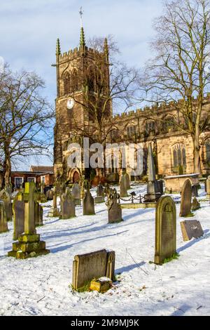 La neige couvrait le chantier naval et les pierres tombales de la paroisse St Mary église Sandbach Cheshire Angleterre en hiver Banque D'Images