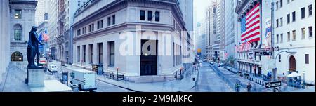 Vue sur la rue, Wall Street, New York City, New York, USA Banque D'Images