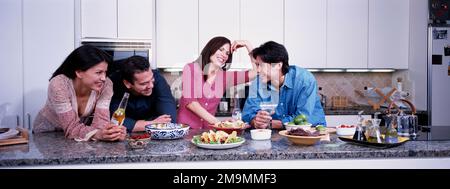 Deux jeunes couples dans la cuisine, Chicago, Illinois, États-Unis Banque D'Images