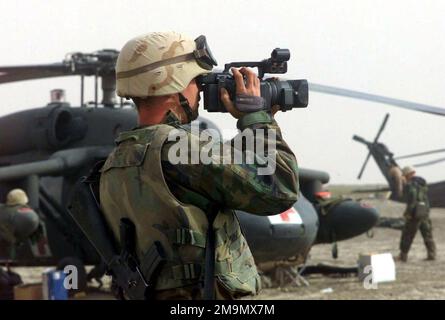 US Marine corps (USMC) le caporal-chef (LCPL) Patrick Pressdee, un vidéographe affecté à LA 1st Division marine, Bataillon du quartier général, caméra de combat documente l'action a un lieu non identifié en Irak, pendant l'opération LIBERTÉ IRAQUIENNE. Objet opération/série: LIBERTÉ IRAQUIENNE pays: Irak (IRQ) Banque D'Images