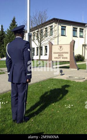 L'AVIATEUR DE l'US Air Force (USAF) affecté à l'équipe de garde d'honneur de la base, se tient à l'attention devant l'aile de transport aérien du siège 86th (AW), lors d'une cérémonie de retraite à la base aérienne de Ramstein (AB), en Allemagne. Base: Ramstein Air base État: Rheinland-Pfalz pays: Allemagne (DEU) Banque D'Images