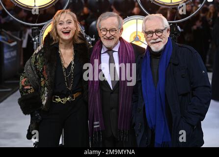 Londres, Royaume-Uni. 18th janvier 2023. 18 janvier 2023, Londres, Royaume-Uni. Caroline Goodall, Steven Spielberg et Brian Cox arrivent à la première de Fabelmans au Royaume-Uni, au cinéma Cursor Mayfair à Londres. Crédit : Doug Peters/EMPICS/Alamy Live News Banque D'Images