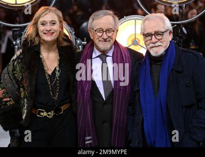 Londres, Royaume-Uni. 18th janvier 2023. 18 janvier 2023, Londres, Royaume-Uni. Caroline Goodall, Steven Spielberg et Brian Cox arrivent à la première de Fabelmans au Royaume-Uni, au cinéma Cursor Mayfair à Londres. Crédit : Doug Peters/EMPICS/Alamy Live News Banque D'Images