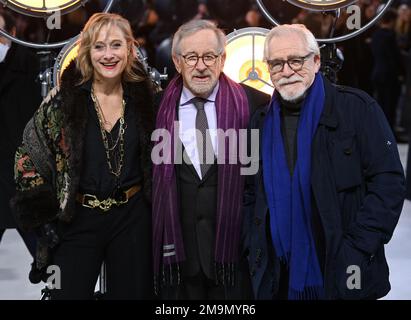 Londres, Royaume-Uni. 18th janvier 2023. 18 janvier 2023, Londres, Royaume-Uni. Caroline Goodall, Steven Spielberg et Brian Cox arrivent à la première de Fabelmans au Royaume-Uni, au cinéma Cursor Mayfair à Londres. Crédit : Doug Peters/EMPICS/Alamy Live News Banque D'Images