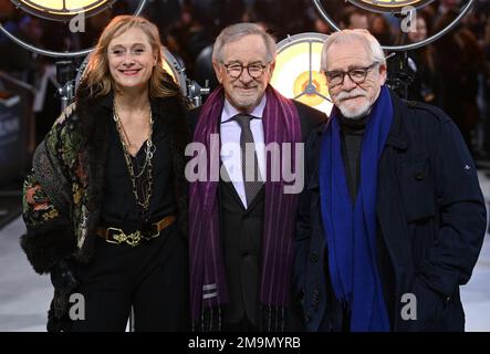 Londres, Royaume-Uni. 18th janvier 2023. 18 janvier 2023, Londres, Royaume-Uni. Caroline Goodall, Steven Spielberg et Brian Cox arrivent à la première de Fabelmans au Royaume-Uni, au cinéma Cursor Mayfair à Londres. Crédit : Doug Peters/EMPICS/Alamy Live News Banque D'Images