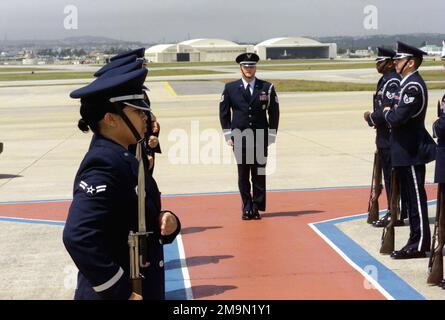 L'armée de l'air américaine (USAF) honore les postes de garde sur un tapis rouge en vue de l'arrivée de l'amiral (ADM) de la marine américaine (USN) Thomas B. Fargo, commandant du Commandement du Pacifique américain (USPACOM), lors d'une visite de commandement et d'opérations militaires à la base aérienne de Kadena (AB), Okinawa (Japon). Base: Kadena Air base État: Okinawa pays: Japon (JPN) Banque D'Images