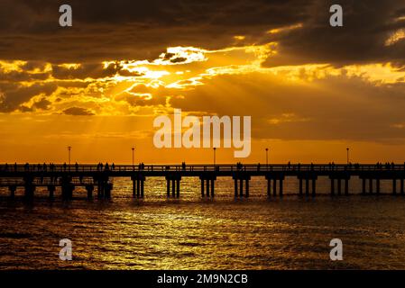 Le magnifique pont historique de Palanga sur la mer Baltique au coucher du soleil en Lituanie Banque D'Images