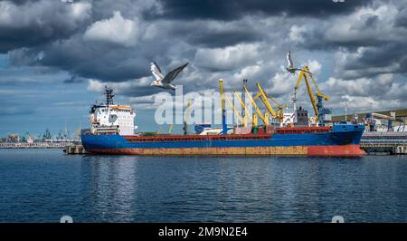 Un grand navire coloré navigue dans le port de Klaipėda, en Lituanie Banque D'Images