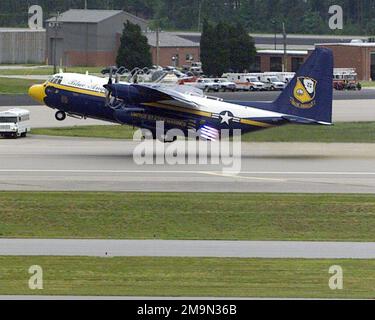 L'avion Hercules C-130G Navys (USN), appelé « Fat Albert », affecté à l'équipe de démonstration aérienne des Blue Angels de l'USN, exécute un décollage assisté par jet (JATO), lors d'un spectacle aérien à la station aérienne Marine corps (MCAS), à Cherry point, en Caroline du Nord (NC). Base : MCAS, Cherry point État : Caroline du Nord (NC) pays : États-Unis d'Amérique (USA) Banque D'Images